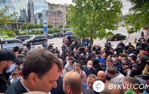 Неизвестные люди в штатском выстроились коридором и не пропускали часть журналистов к входу в Печерский суд перед заседанием по избранию меры пресечения Медведчуку