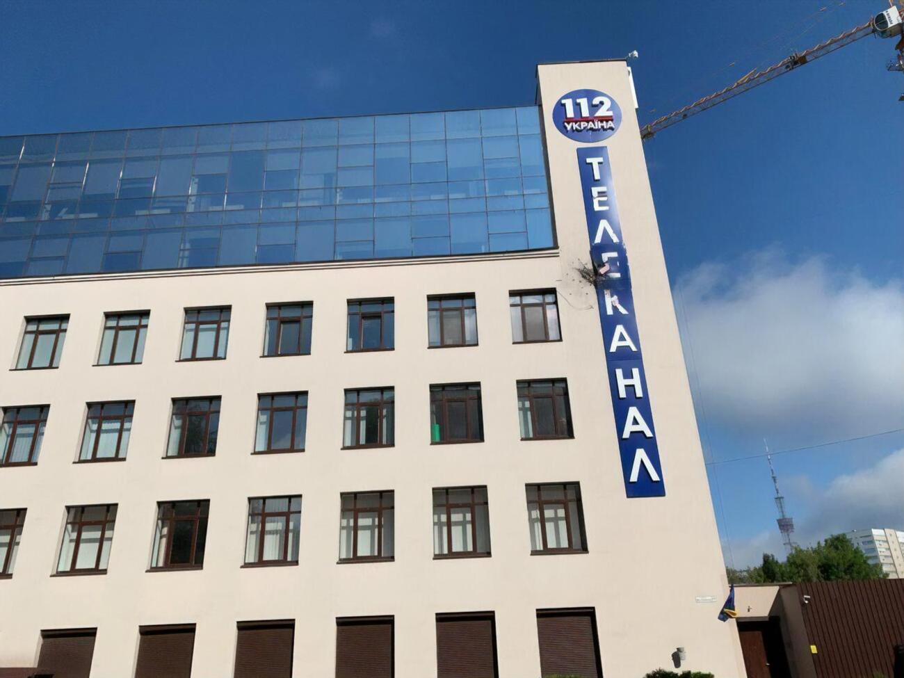 В результате обстрела фасада здания телеканала никто не пострадал