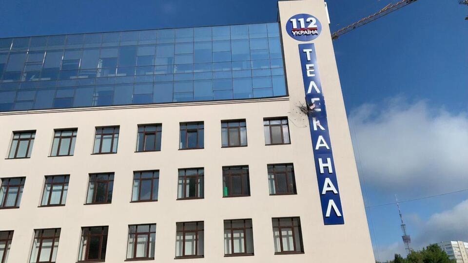 В результате обстрела фасада здания телеканала никто не пострадал