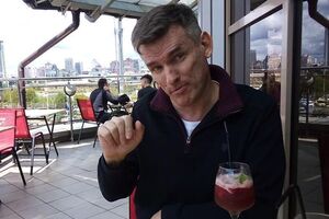 Медведчук час від часу грає зловісну роль в історії України. І незрозумілим чином ця роль для нього завжди знаходиться