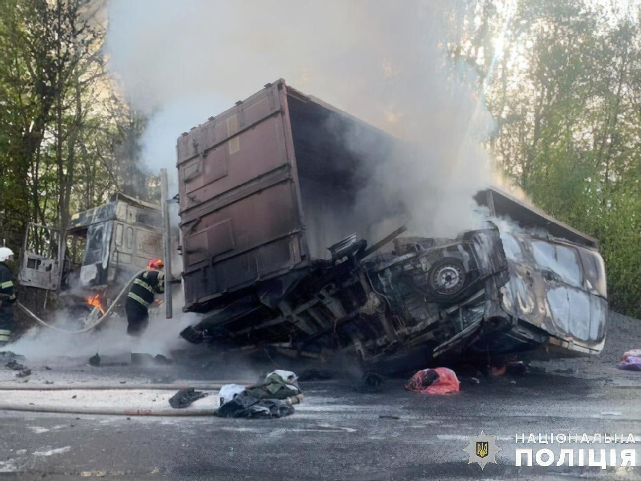 Причіп вантажівки перекинувся і притиснув два авто