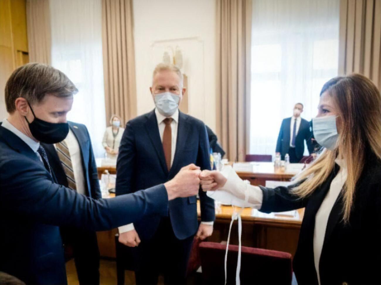 Джапарова (праворуч на фото) подякувала владі Латвії за підтримку