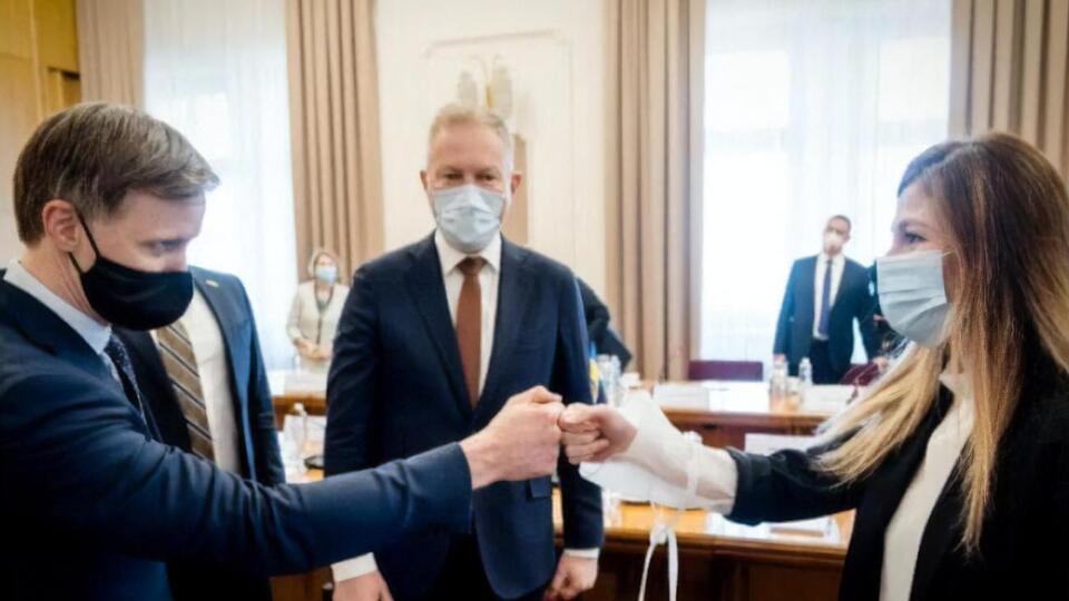 Джапарова (праворуч на фото) подякувала владі Латвії за підтримку