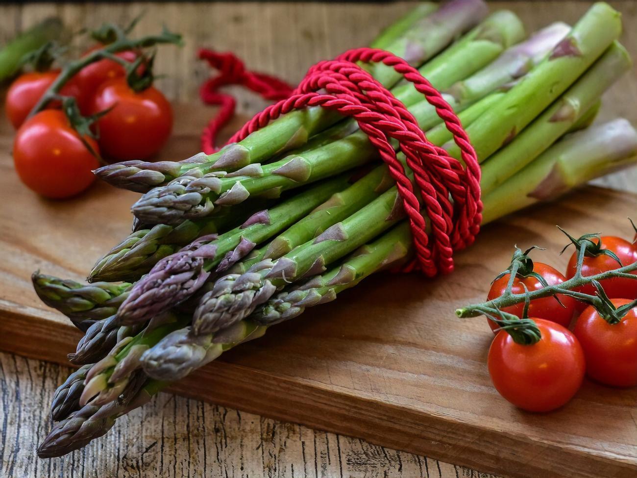 Спаржа по рецепту Клопотенко получается нежной, хрустящей и сочной