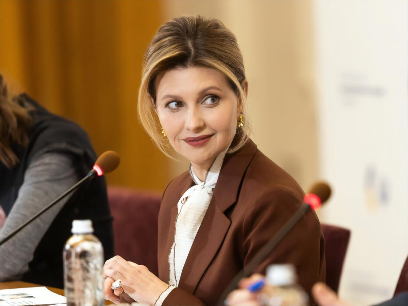 Зеленская, которая до президентства супруга была сценаристом студии "Квартал 95", сказала, что пытается&nbsp;удержаться в своей профессии