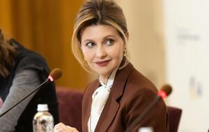 Зеленская, которая до президентства супруга была сценаристом студии "Квартал 95", сказала, что пытается удержаться в своей профессии