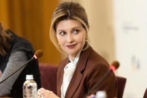 Зеленская, которая до президентства супруга была сценаристом студии "Квартал 95", сказала, что пытается удержаться в своей профессии