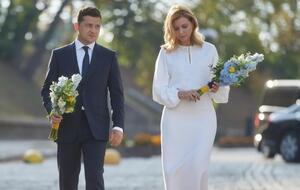 Зеленская (справа): Сейчас я не знаю, кто – или он ее родной сын, или я ее родная дочь