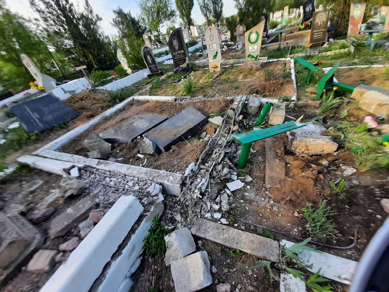 В результате наезда танка несколько могил было разрушено