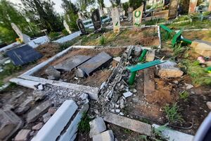 Унаслідок наїзду танка кілька могил було зруйновано