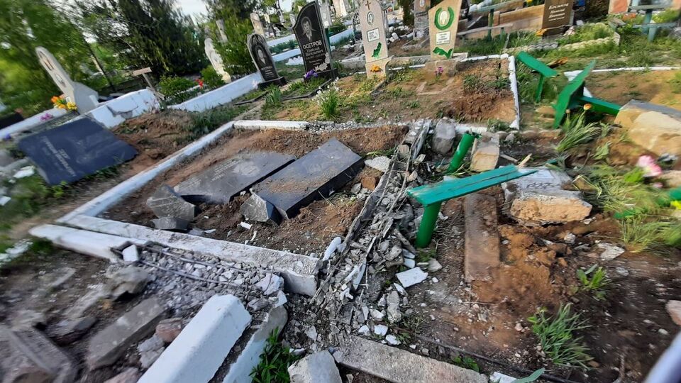 В результате наезда танка несколько могил было разрушено