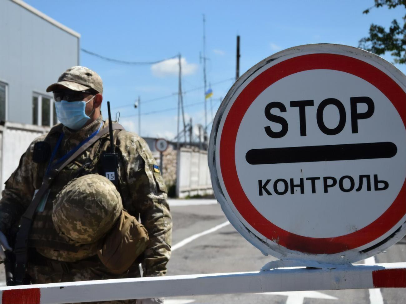 Оккупанты блокируют КПВВ на подконтрольной им территории, из-за чего украинцы вынуждены ехать через Россию