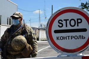Окупанти блокують КПВВ на підконтрольній їм території, тому українці змушені їхати через Росію