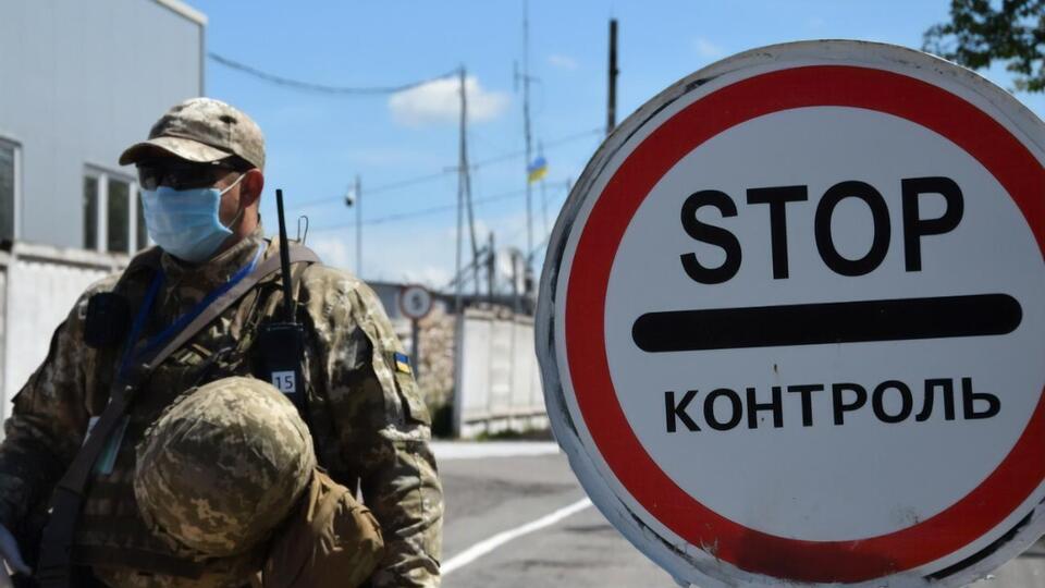 Оккупанты блокируют КПВВ на подконтрольной им территории, из-за чего украинцы вынуждены ехать через Россию