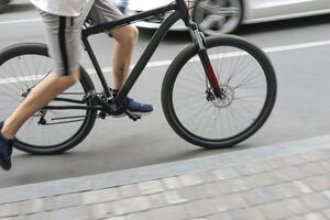 В Киеве на проспекте Бажана имеется велодорожка