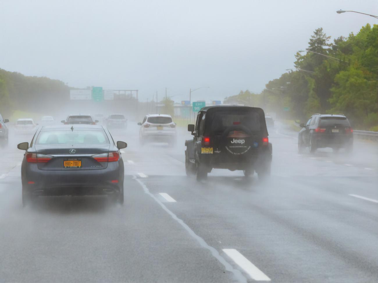Синоптики прогнозировали на 17 мая грозы, град и шквальный ветер