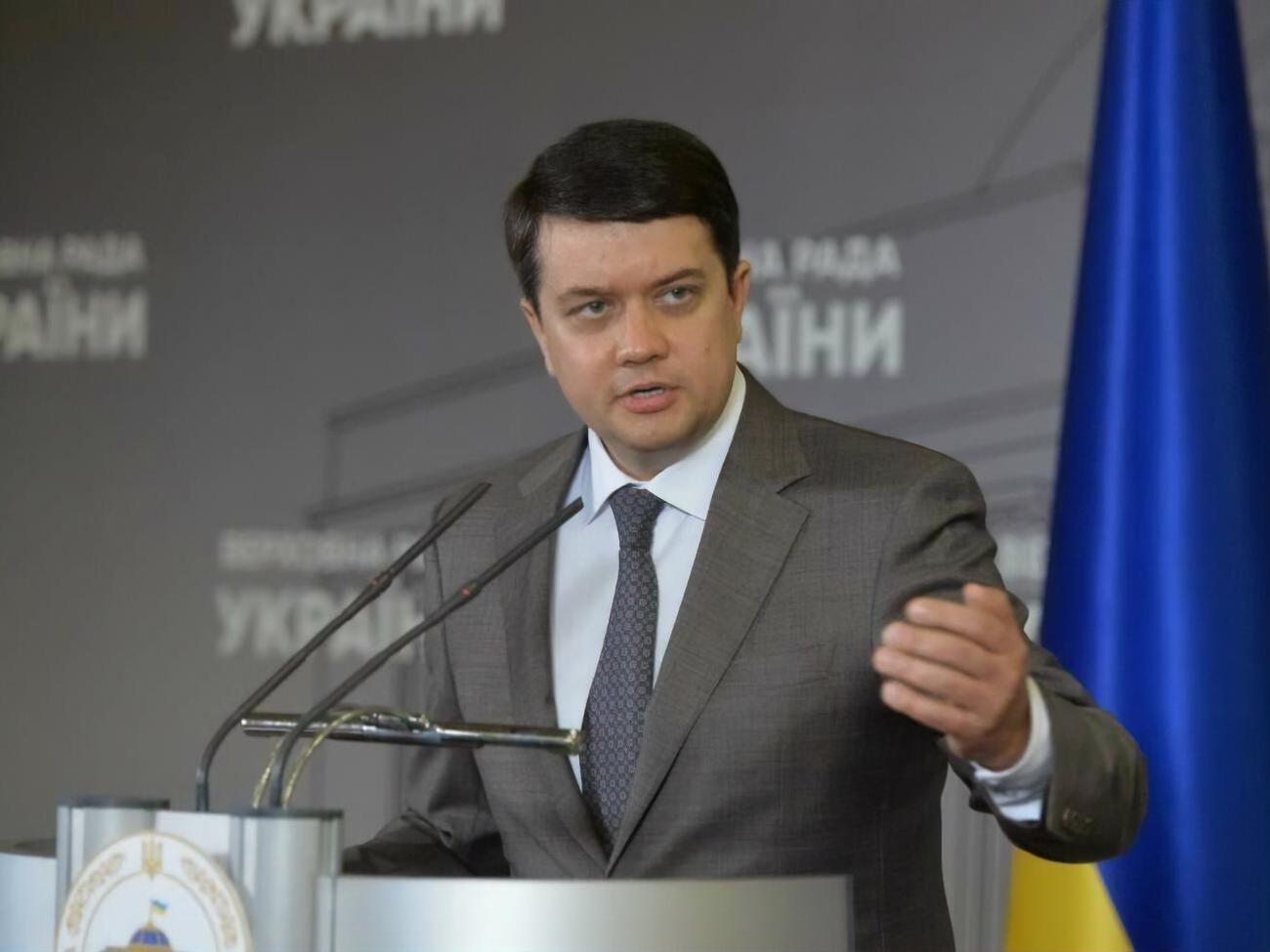 У залі Верховної Ради Медведчук не зможе працювати, зазначив Разумков