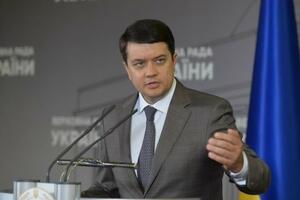 В зале Верховной Рады Медведчук не сможет работать, отметил Разумков