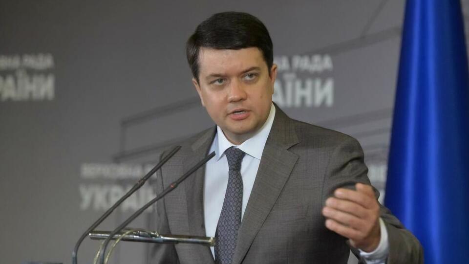 В зале Верховной Рады Медведчук не сможет работать, отметил Разумков