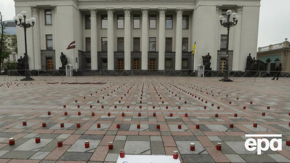 Свечи и ленты символизируют умерших от коронавируса в Украине