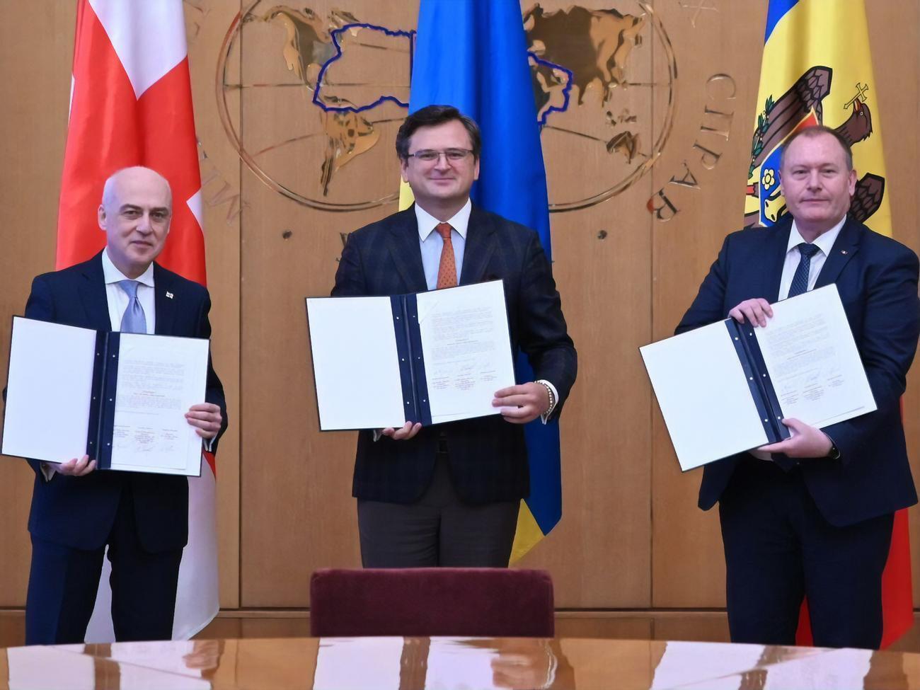 Три країни прагнуть вступити до Євросоюзу, зазначив Кулеба (у центрі на фото)
