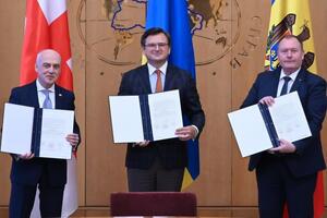 Три країни прагнуть вступити до Євросоюзу, зазначив Кулеба (у центрі на фото)