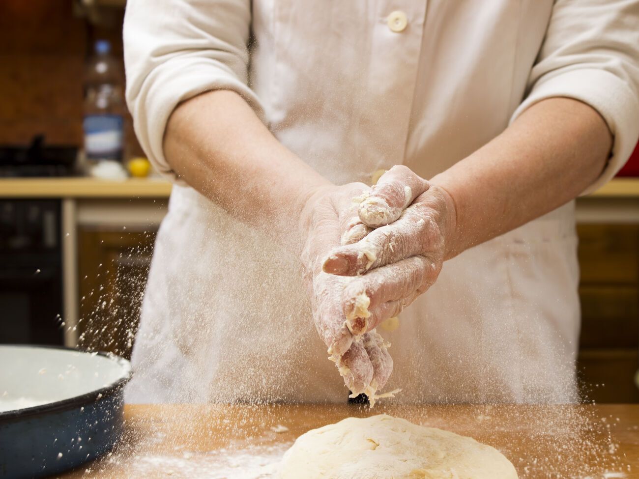 Глинская:&nbsp;Разделите тесто на кусочки размером с мелкий орех, раскатайте на пергаменте в виде тонкого "язычка"