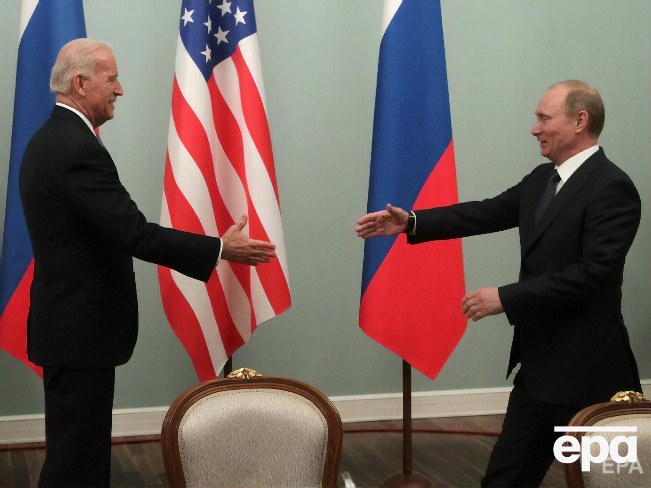 Байден и Путин могут встретиться в июне (на снимке они во время визита Байдена в Москву в 2011 году)