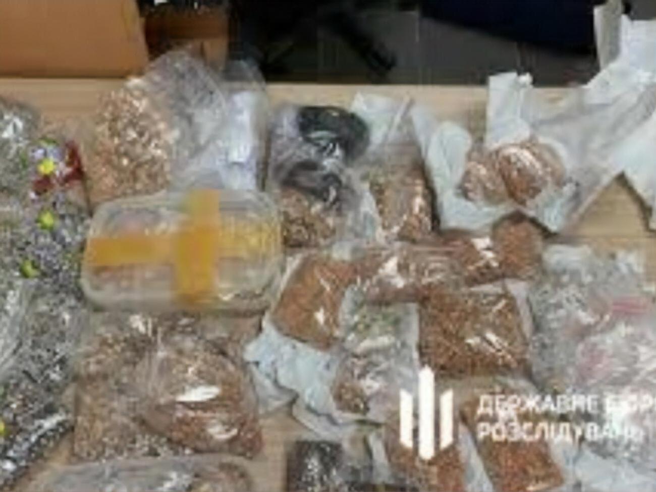 Суд наложил на драгоценности арест