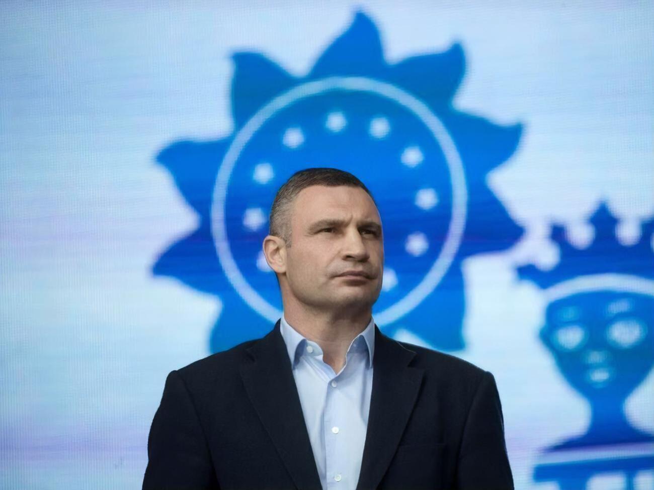 По словам Кличко, камера зафиксировала, что силовики приходили под его квартиру