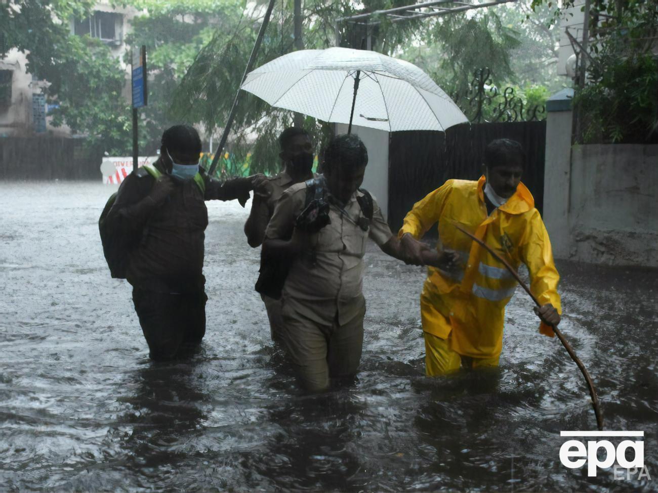 В результате непогоды уже погибли 23 человека
