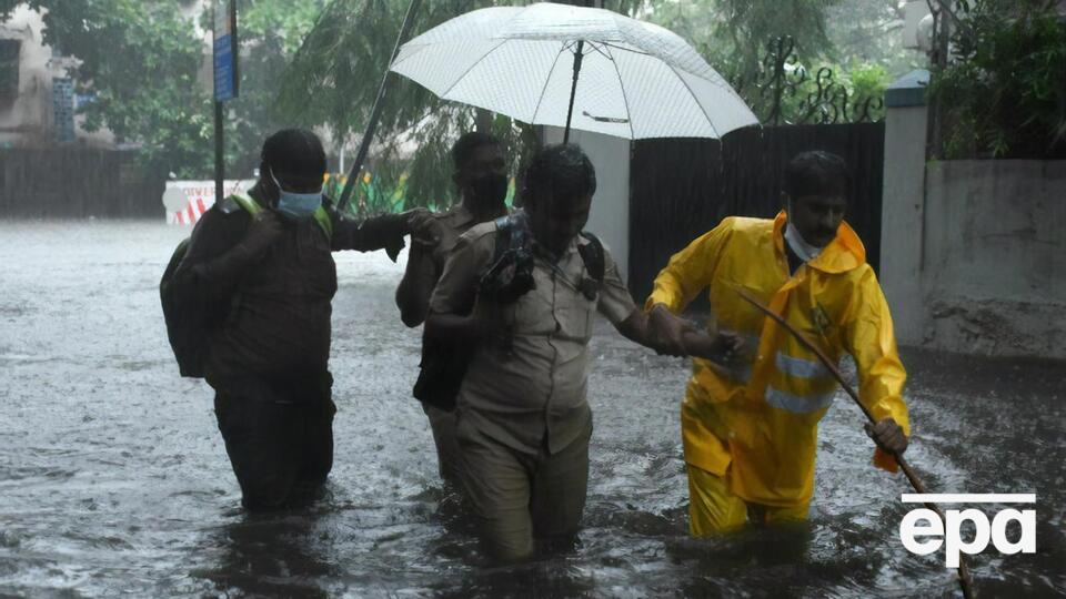 В результате непогоды уже погибли 23 человека