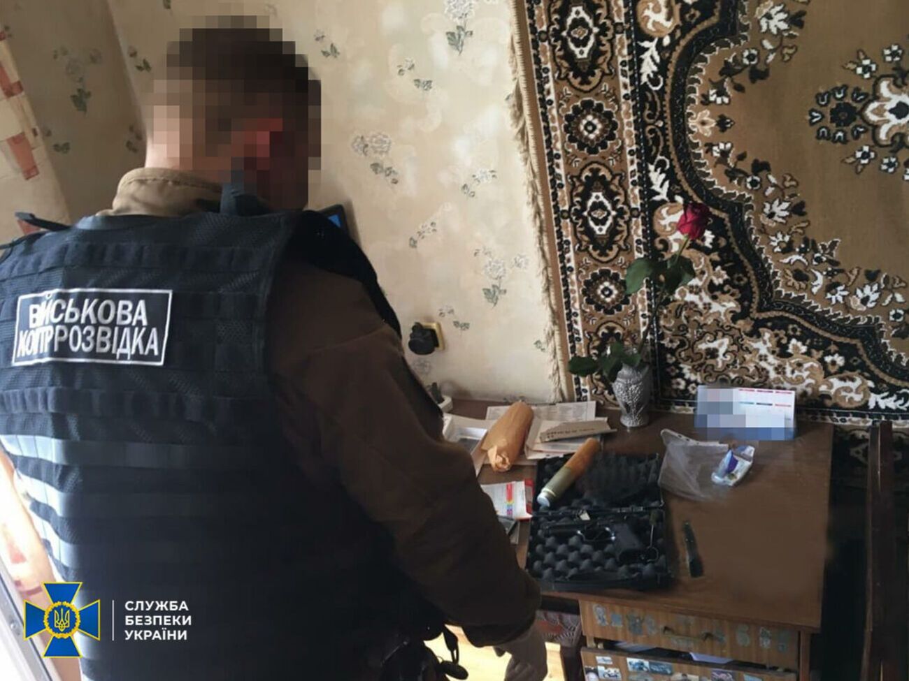 Правоохранители изъяли незарегистрированный пистолет и пророссийскую символику у экс-боевика "ДНР"