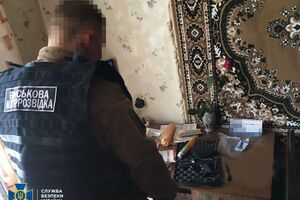 Правоохоронці вилучили незареєстрований пістолет і проросійську символіку в ексбойовика "ДНР"