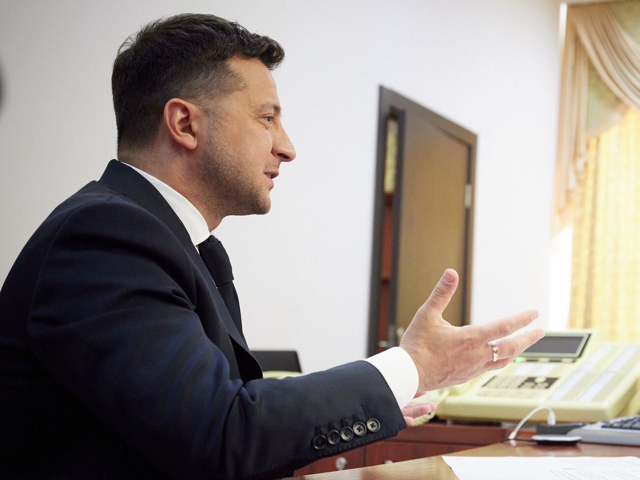 Во исполнение поручения Зеленского (на фото) задание МИД Украины и Мининфраструктуры дал премьер