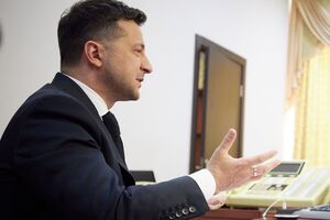 Во исполнение поручения Зеленского (на фото) задание МИД Украины и Мининфраструктуры дал премьер
