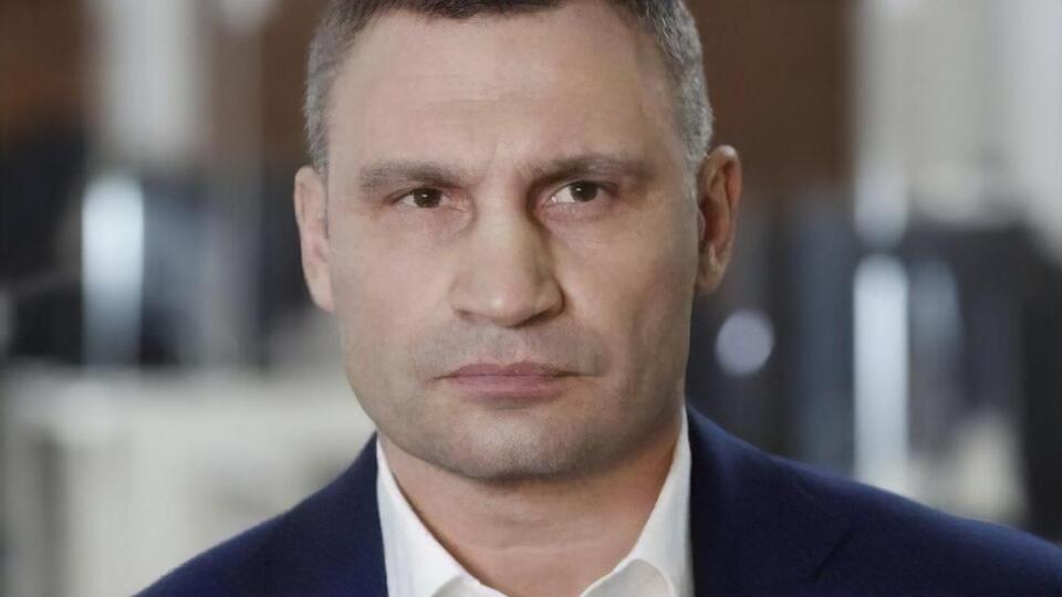 Кличко: Сусідка сказала, що їй дзвонили у двері і питали, де Кличко. Тому версія про нібито якусь масштабну операцію проти контрабандистів, які живуть двома поверхами нижче в моєму під'їзді, виглядає непереконливою