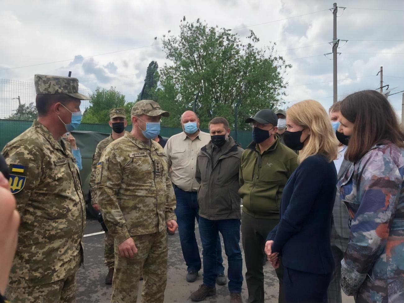 Резніков (третій праворуч) та Каллас (друга праворуч) відвідали КПВВ "Станиця Луганська"