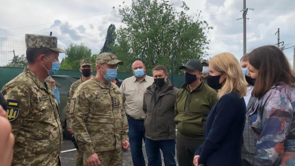 Резников (третий справа) и Каллас (вторая справа) посетили КПВВ "Станица Луганская"