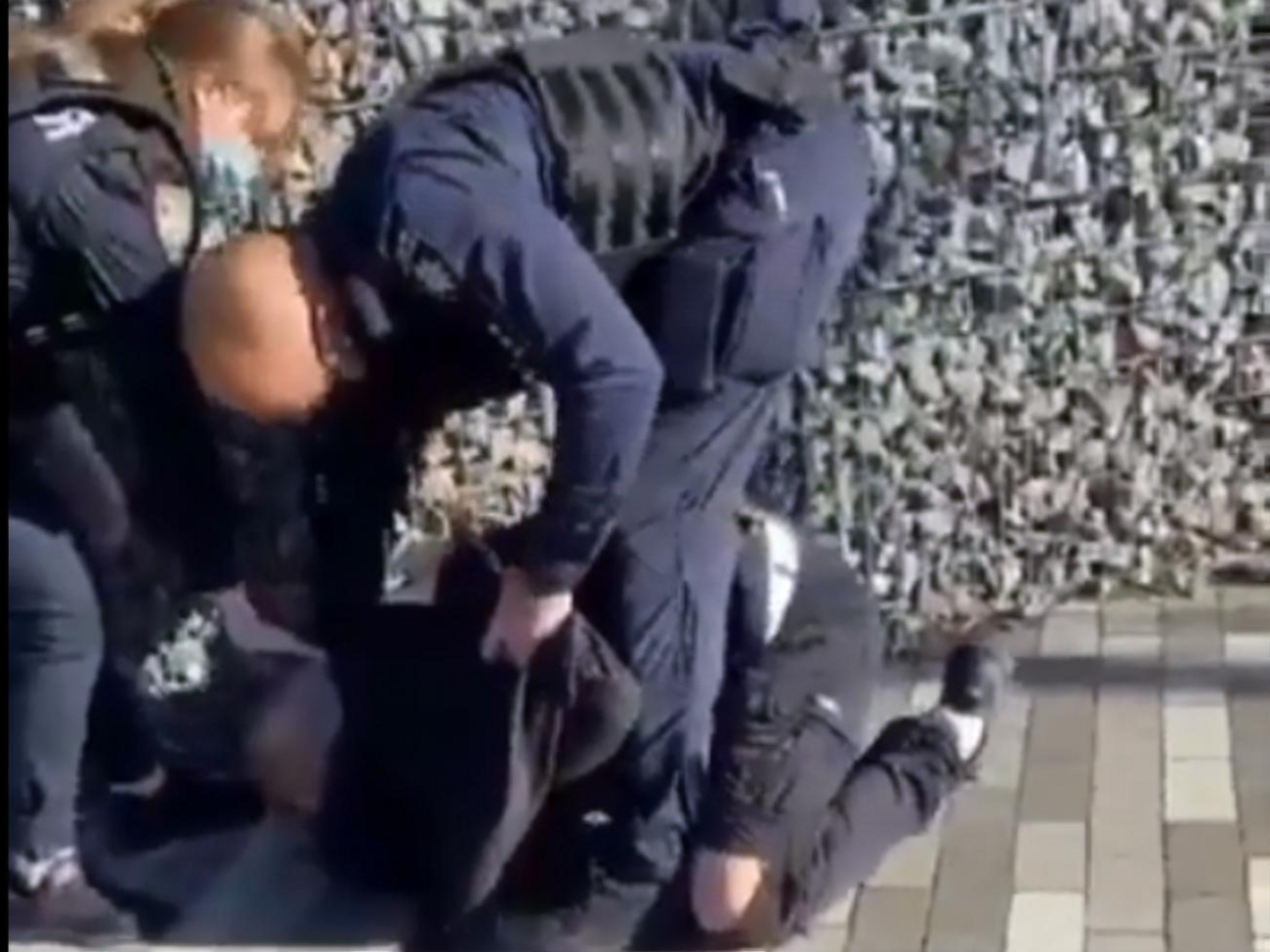 На виклик прибуло двоє поліцейських