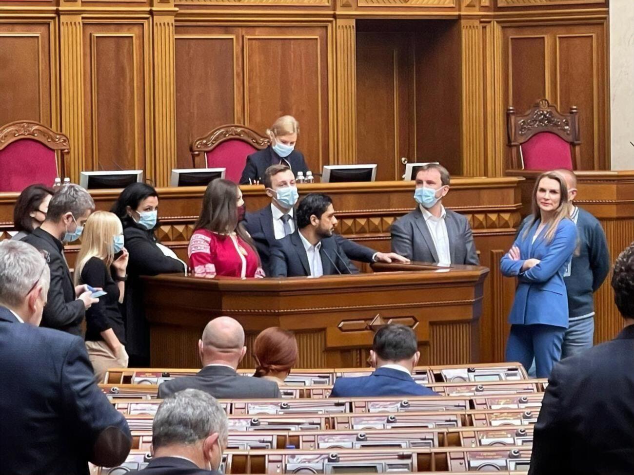 Трибуна была заблокирована, когда Аксенов зачитывал присягу нардепа