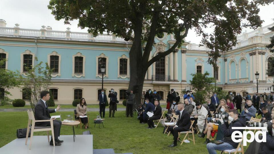 Попередня пресконференція Зеленського відбулася 20 травня 2020 року на території Маріїнського палацу в Києві