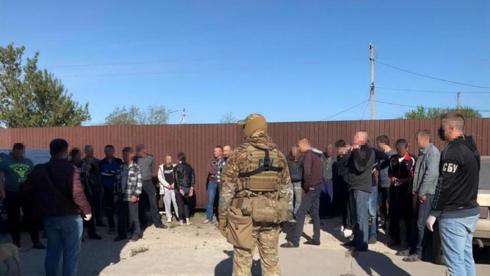 В так называемом реабилитационном центре находилось до 80 человек