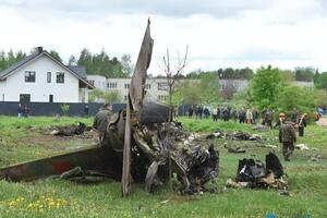 Пілоти прагнули відвести літак від населеного пункту, після цього вони катапультувалися