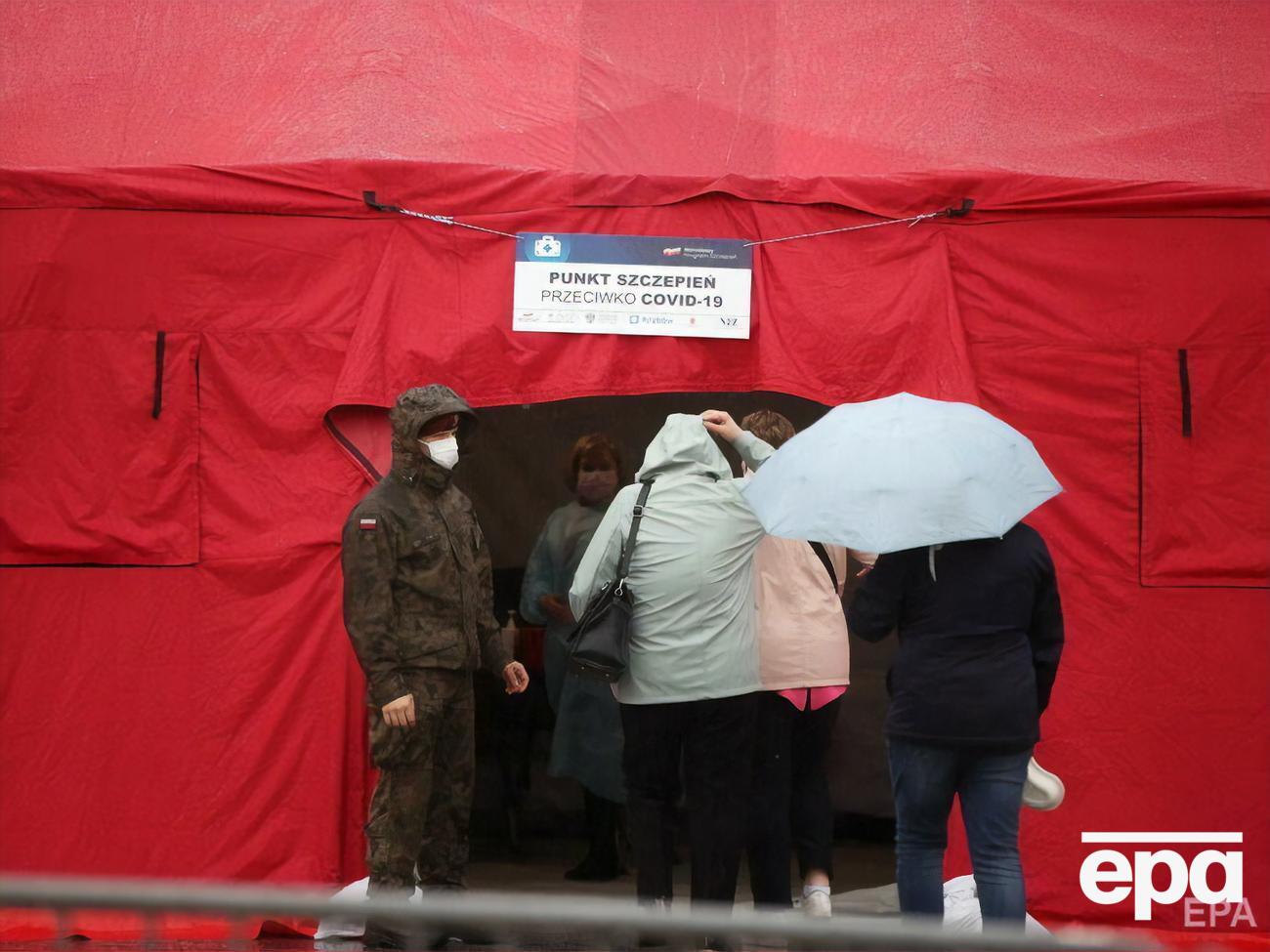 В Польше от коронавируса полностью вакцинировали уже 4,8 млн человек