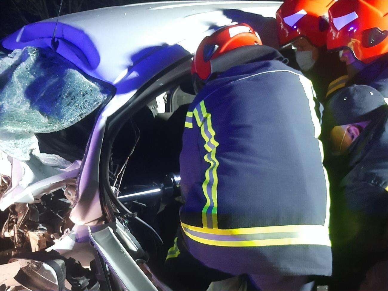 Щоб дістати тіла загиблих із машини, рятувальникам довелося використовувати гідравлічні ножиці