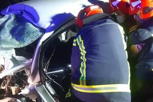 Щоб дістати тіла загиблих із машини, рятувальникам довелося використовувати гідравлічні ножиці