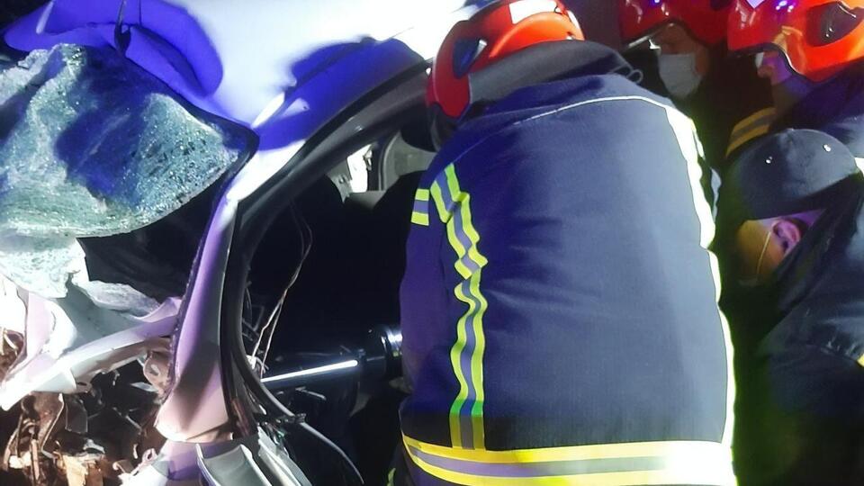 Щоб дістати тіла загиблих із машини, рятувальникам довелося використовувати гідравлічні ножиці