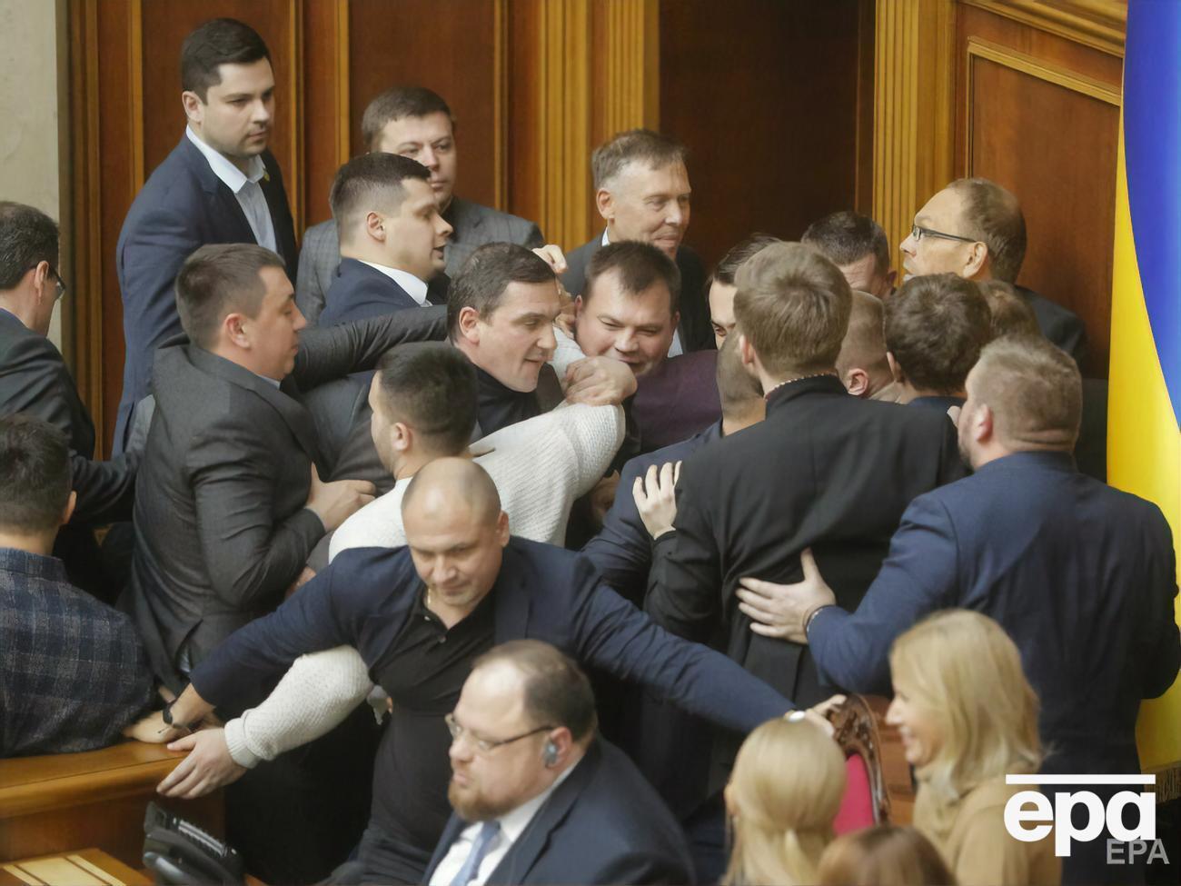 Действующие парламентарии продолжили традиции своих предшественников и периодически решают вопросы кулаками