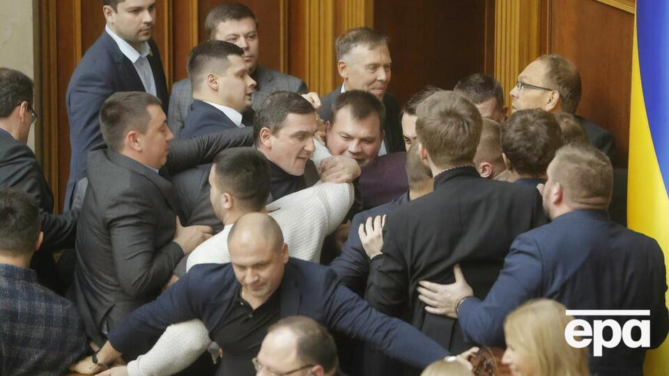 Действующие парламентарии продолжили традиции своих предшественников и периодически решают вопросы кулаками